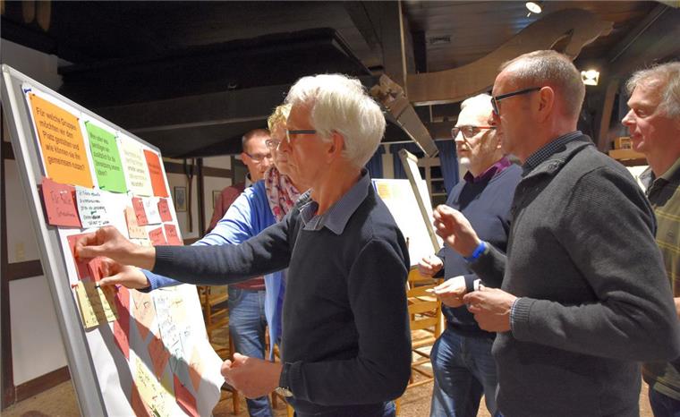 Gruppenweise haben die Teilnehmer der Bürgerversammlung in Sittensen ihre Ideen zu Papier gebracht.