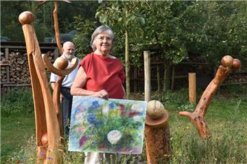 Gudrun und Hans-Jürgen Freytag aus Klein Meckelsen öffnen am Sonnabend und Sonntag ihren Garten. Sie zeigen Holzobjekte für draußen und drinnen sowie Ölgemälde und Aquarelle.