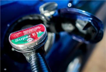 Günstiger tanken mit E10 – aber warum machen es so wenige? Trotz Preisvorteil greifen viele Autofahrer nicht zum Bio-Kraftstoff. Ein Experte deckt auf, was wirklich hinter den hartnäckigen Mythen rund um E10 steckt.