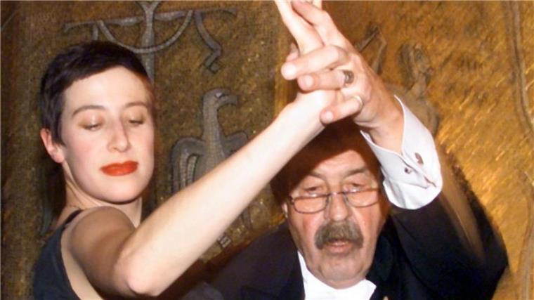 Günter Grass tanzt 1999 mit seiner Tochter.