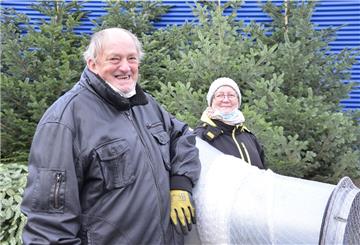 Günter Greiser freut sich auf den Höhepunkt der Verkaufssaison für Weihnachtsbäume. Seine Lebensgefährtin Else Narawitz hilft ihm an dem Stand beim Dänischen Bettenlager in Zeven.