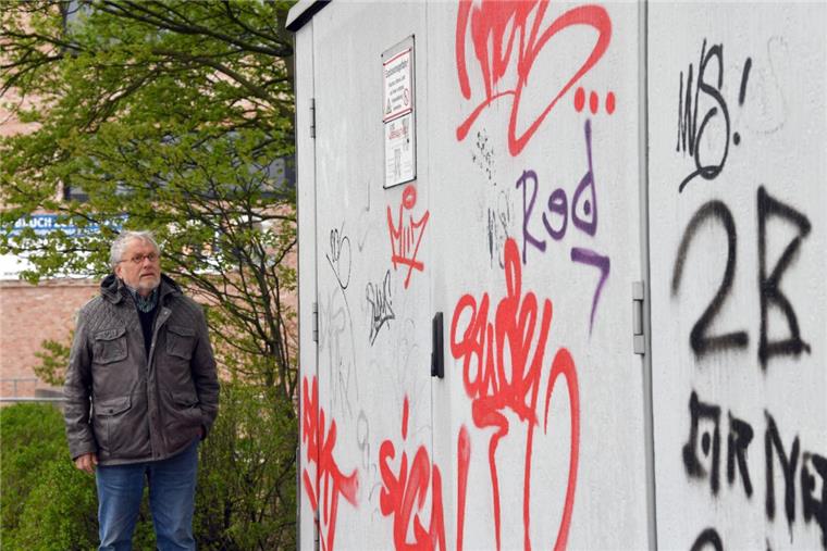 Bremerhaven: Graffiti-Schmierereien verärgern Anwohner Günter Krull ist genervt von den Graffiti-Schmierereien wie hier am Schalthaus an der Columbusstraße