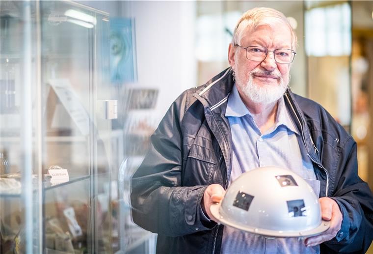 Sternfreunde sind Meteoren auf der Spur Günter Neumann hält die Spezialkamera, mit der ab sofort nachts Meteorerscheinungen aufgezeichnet werden.