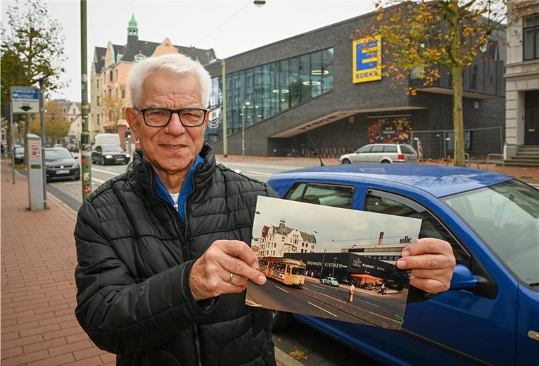 Günter Strohauer einst und heute: Am 30. Juli 1982 wagte sich der damalige Marktleiter des Kistner Haus&Hobby-Marktes doch glatt auf die Schienen mitten auf der Hafenstraße, um die letzte Fahrt der Straßenbahnlinie 2 zu stoppen.