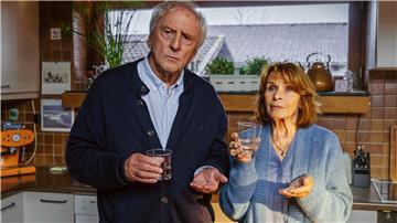 Günther (Günther Maria Halmer, links) und Marianne (Senta Berger) wollen raus aus der trostlosen Routine und nehmen die „Wunderpille“.