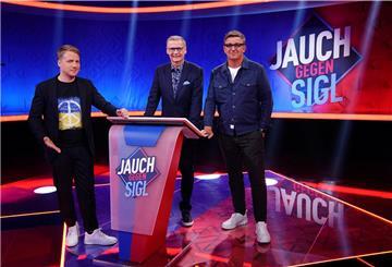 Günther Jauch tritt über zwei Runden gegen Hans Sigl an. Moderator ist Oliver Pocher.