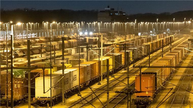 Streik im Güterverkehr trifft auch Seehäfen: Ausmaß unklar Güterzüge stehen auf dem Gelände vom Rangierbahnhof Maschen.