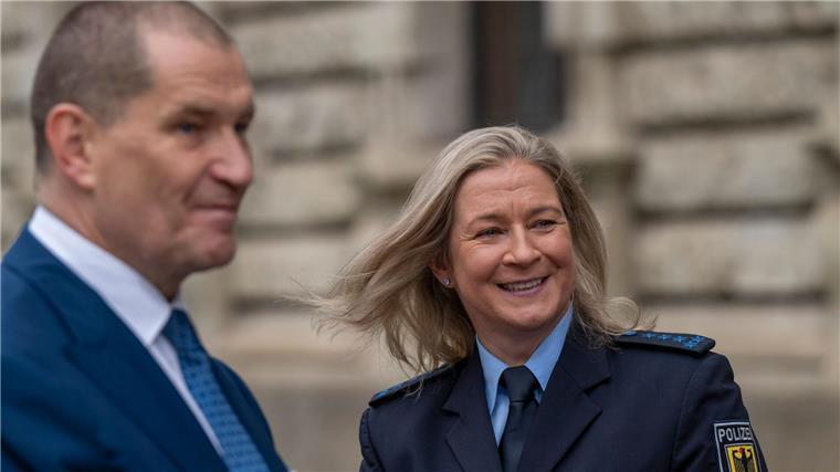 Weltverband bestätigt: Millionen-Streit mit Pechstein vorbei Gütliches Ende im Streit mit dem Eislauf-Weltverband: Claudia Pechstein (r.) und ihr Lebensgefährte Mathias Große