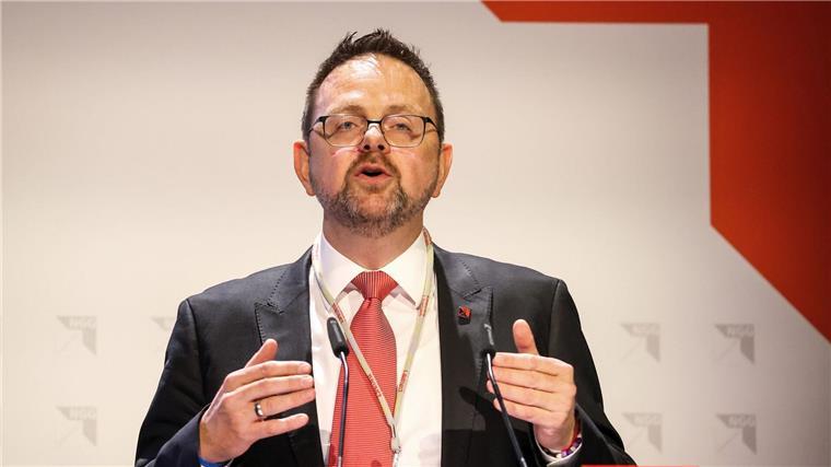 NGG-Führungstrio bestätigt: Zeitler bleibt Vorsitzender Guido Zeitler, Vorsitzender der Gewerkschaft Nahrung-Genuss-Gaststätten NGG, spricht in Bremen.