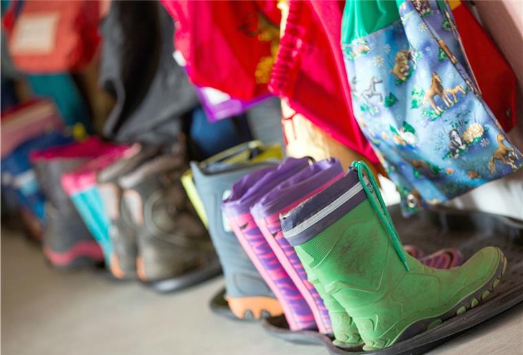 Corona-Fall: Kita in Leherheide dicht Gummistiefel für Kinder stehen in der Garderobe einer Kindertagesstätte. In Bremerhaven muss eine Einrichtung nun vorübergehend geschlossen werden.