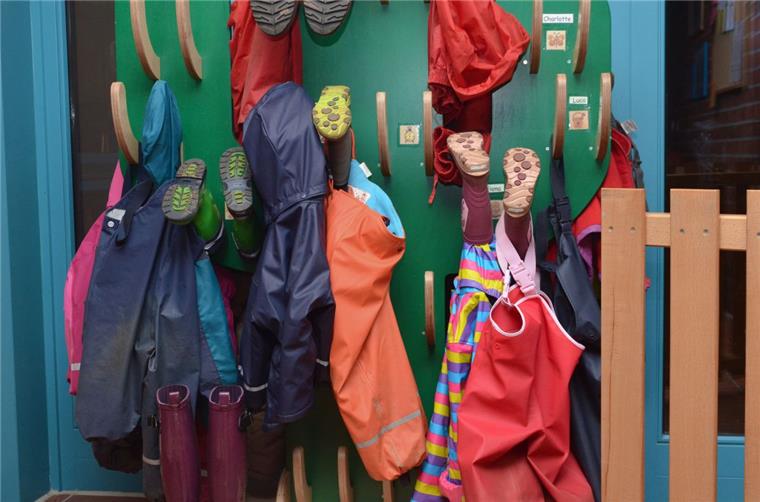 Das Rote Kreuz übernimmt beide Tarmstedter Kindergärten Gummistiefel und Matschhosen hängen im Tarmstedter Kindergarten Fasanenweg an einer Garderobe. Die Kita ist eine von zweien im Dorf. Beide werden vom DRK übernommen.