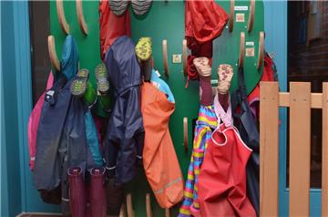 Gummistiefel und Matschhosen hängen im Tarmstedter Kindergarten Fasanenweg an einer Garderobe. Die Kita ist eine von zweien im Dorf. Beide werden vom DRK übernommen.