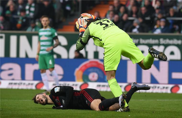 Werder gewinnt Abstiegsduell gegen Ingolstadt Gur gemacht: Bremens Torwart Jaroslav Drobny (rechts) fängt vor Ingolstadts Mathew Leckie den Ball.