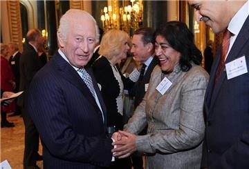 Gurinder Chadha mit König Charles III. im November 2024 bei einem Empfang. 