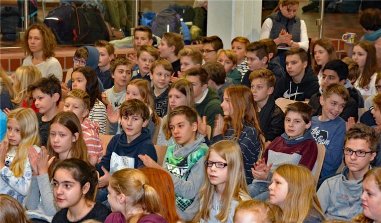 Feline Sophie de Groot gewinnt Vorlesewettbewerb am Zevener Gymnasium Gut 100 Schüler verfolgten in der Aula des Zevener Gymnasiums den Wettbewerb. Sie lauschten den Vorträgen ihrer Klassen- und Schulkameraden und applaudierten ihnen.