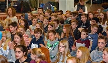 Gut 100 Schüler verfolgten in der Aula des Zevener Gymnasiums den Wettbewerb. Sie lauschten den Vorträgen ihrer Klassen- und Schulkameraden und applaudierten ihnen.