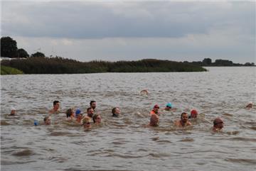 Gut 2000 Meter hatten die Schwimmerinnen und Schwimmer in der Weser zwischen San...