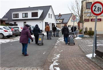 Gut 70 Meter müssen die Bewohner der Rosengasse in Dorum ihre Müllbehälter bis zur nächsten Straßeneinmündung und zurück zu ihren Häusern transportieren.