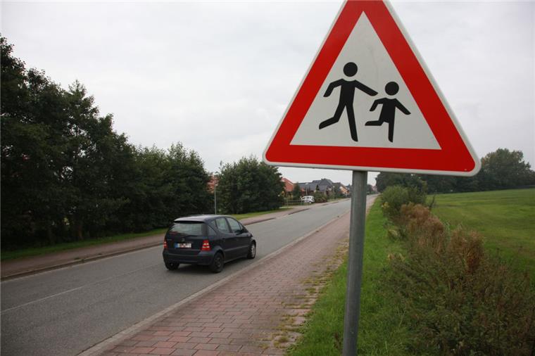 Gut ausgebaut und schnurgerade verleitet der Themelner Weg in Dorum (Wurster Nordseeküste) zum Gasgeben. Der Ortsrat wünscht sich hier Tempo 30.