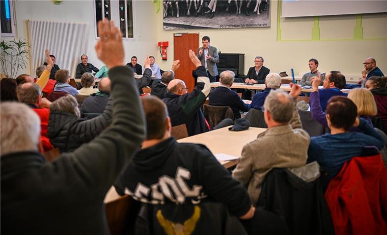 Gut besucht: Informationsabend zum Umbau der Kistnerstraße in der Mensa der Schule am Ernst-Reuter-Platz. 