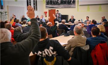 Gut besucht: Informationsabend zum Umbau der Kistnerstraße in der Mensa der Schule am Ernst-Reuter-Platz. 
