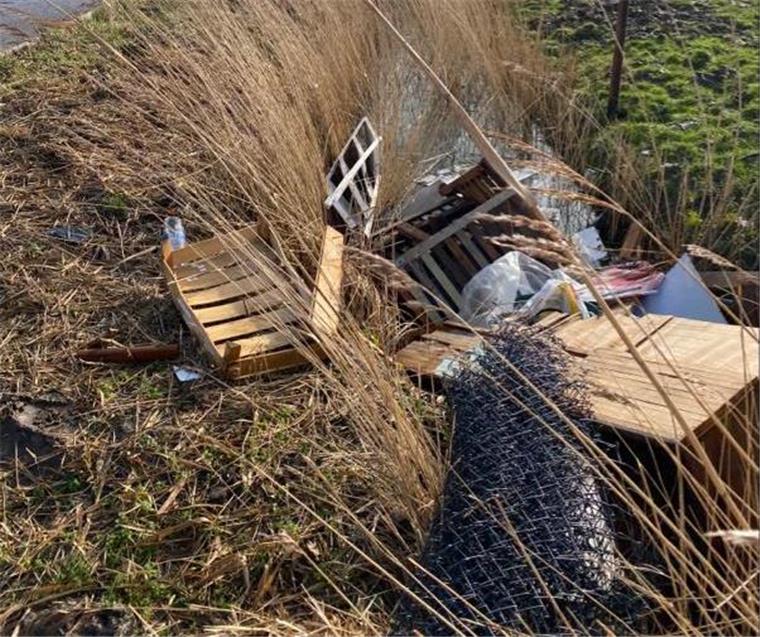Stadland: Eine Tonne Müll illegal in Graben entsorgt Gut eine Tonne Müll haben Unbekannte in Stadland illegal entsorgt.