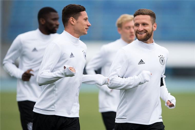 Löw kündigt "Veränderungen" in Startelf für Confed-Cup-Finale an Gut gelaunt im Training: Die Fußball-Nationalmannschaft um Julian Draxler (links) und Shkodran Mustafi beim Training in St. Petersburg.