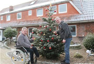 Gut gerüstet für das Weihnachtsfest ist das Wehldorfer Seniorenhus: Bewohner Horst Kohs (links) und Einrichtungsleiter Michael Schürmann legen letzte Hand an den Baum im Innenhof.