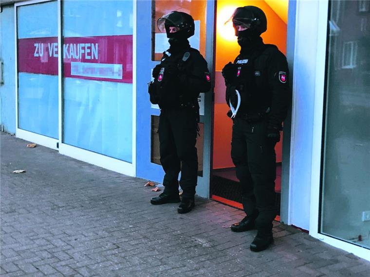 Mit Spürhunden auf Falschgeldsuche in Bremervörde Gut gerüstet: Polizisten sperren den Zugang zu der Wohnung ab, die Beamte am Morgen durchsuchten.
