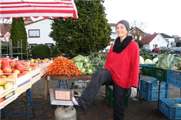 Gut gewappnet gegen die Novemberkälte: Die Marktfrau Gudrun Niemczyk sucht von Zeit zu Zeit den Heizstrahler auf, um ihre Füße zu wärmen. Die Kälte zieht sonst schnell von den Füßen die Beine hoch. Foto Gehrke