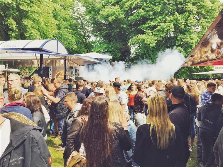 Polizei lobt: Alles ruhig beim Frühtanz in Steinau Gut was los beim Frühtanz in Steinau. Da dampft es sogar aus den Nebelmaschinen.