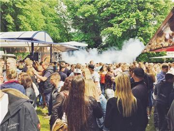 Gut was los beim Frühtanz in Steinau. Da dampft es sogar aus den Nebelmaschinen.