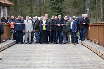 Gut zehn Monate nach dem Abriss der alten Holzbrücke ist jetzt die neue, rund 880.000 Euro teure Oste-Brücke eingeweiht worden.