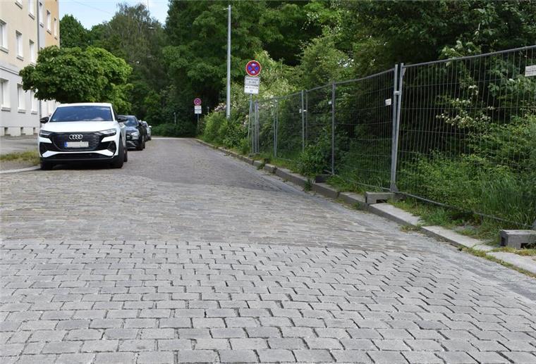 Straße gerade neu und auch schon wieder hin: Kommt hier bald die dritte Erneuerung? Gut zu erkennen: Das frische Kopfsteinpflaster, was erst im März 2024 gelegt wurde.