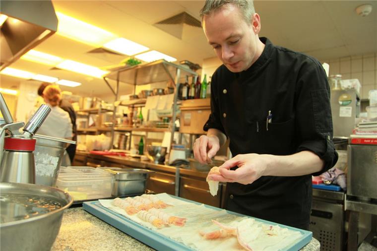 Cuxhaven für Gourmets: "Sterneck" verteidigt zweiten Michelin-Stern Gute Arbeit: Gourmetkoch Marc Rennhack und sein Team verteidigten die beiden Michelin-Sterne des „Sterneck“ in Cuxhaven.
