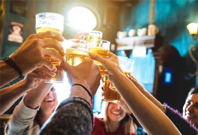 Gemeinsam feiern – Verschiedene Locations und ihre Vorzüge Menschen stoßen mit Bier an
