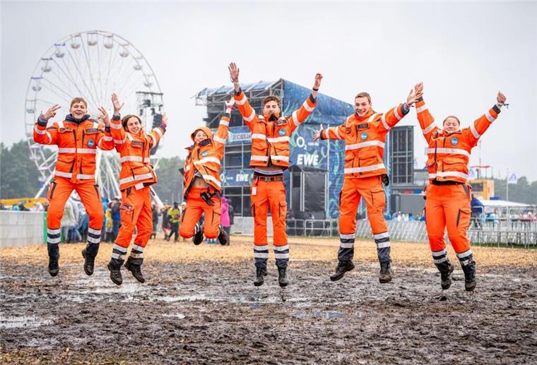 Festival-Bilanz der Johanniter: Stauchungen, Prellungen und zu viel Alkohol Ehrenamtliche der Johanniter beim Deichbrand