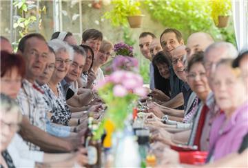 Rentner am Tisch