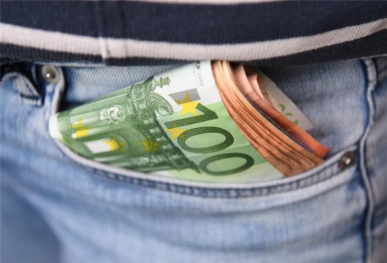 Bremerhaven: 200 Euro für Studenten und Fachschüler Scheine in Hosentasche