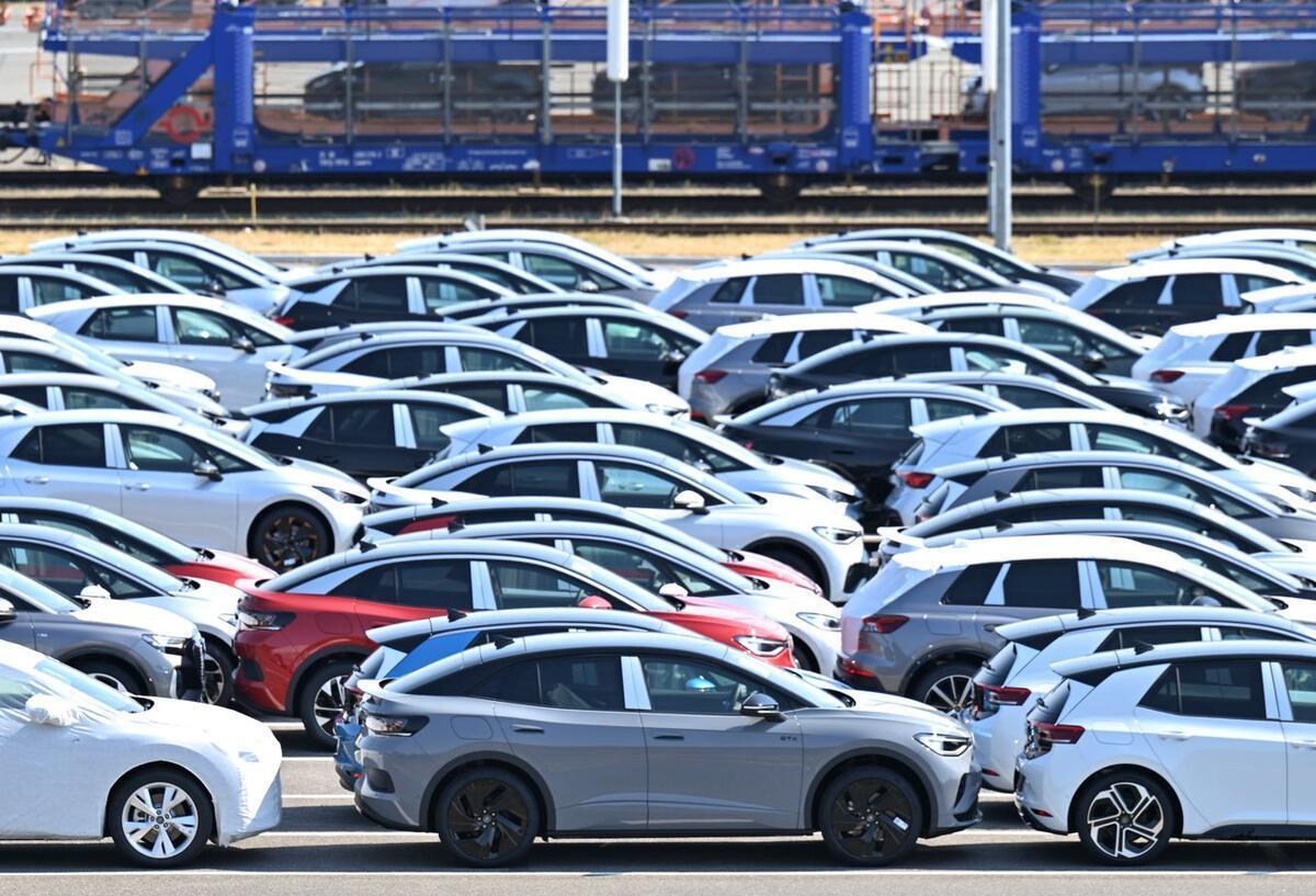 Neue Elektroautos der verschiedenen VW-Konzernmarken parken auf einem Platz am Volkswagen-Werk.