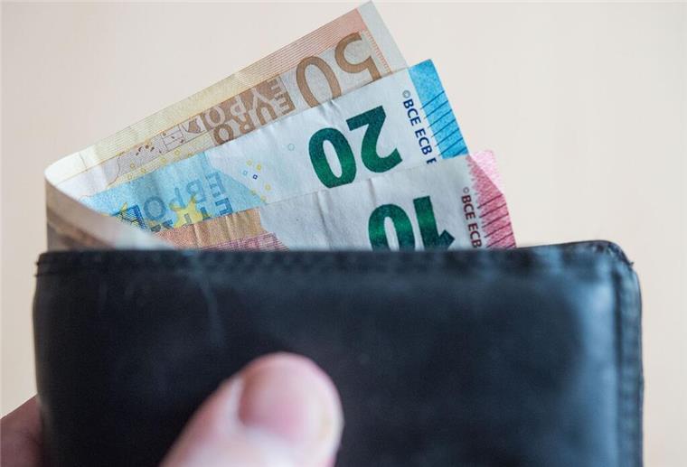 Neue Minijob-Regel gilt ab 2026! Das müssen Beschäftigte jetzt wissen Geldscheine stecken in einem Geldbeutel. Ab 2026 tritt eine neue Minijob-Regel in Kraft.