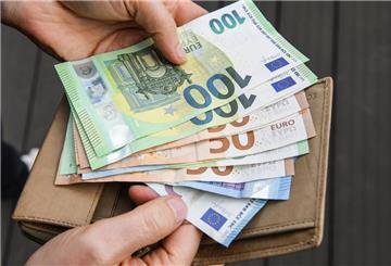 Eine Frau hält eine Geldbörse und mehrere Geldscheine in den Händen, darunter Hundert-, Fünfzig- und Zwanzig-Euro-Scheine. Für Rentner gibt es im Juli eine neue Rentenanpassung.