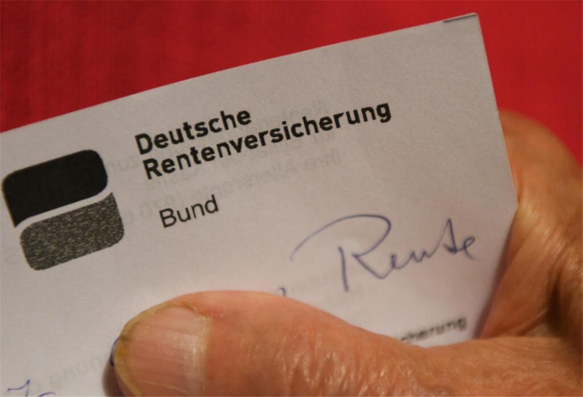 Eine Hand hält einen Brief der Deutschen Rentenversicherung. Gute Nachrichten für Rentner: Dieser Antrag für Rentenzuschuss kann Hunderte Euro jährlich sparen.