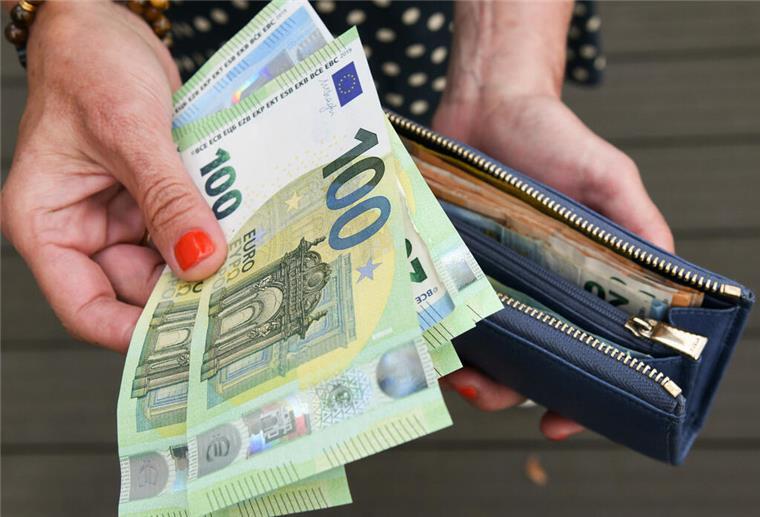 300 Euro für Millionen Haushalte: Dieser Zuschuss kommt schon Ende März Eine Frau hält mehrere 100-Euro-Scheine und eine Geldbörse in der Hand. Ende März bekommen Millionen Haushalte rund 300 Euro ausgezahlt.