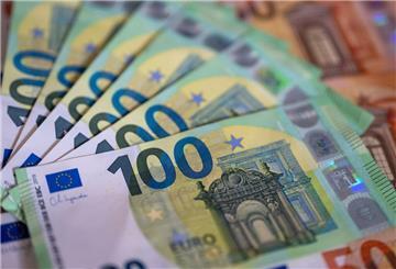 Geldscheine mit dem Wert von 100 und 50 Euro liegen auf einem Tisch. Im Mai wird ein neuer Rentenzuschuss ausgezahlt. 