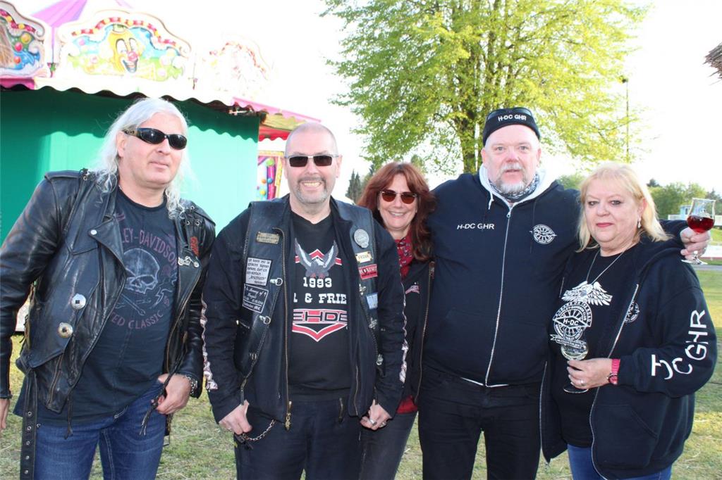 Gute Stimmung fürs Gruppenfoto. 825 Jahre Wehdel. Foto: Lehmann