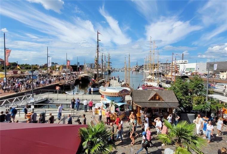Das erwartet euch auf den Maritimen Tagen 2023 Gute Stimmung garantiert! Bremerhaven lädt vom 16. bis 20. August zum Hafenfest „Maritime Tage“ ein.