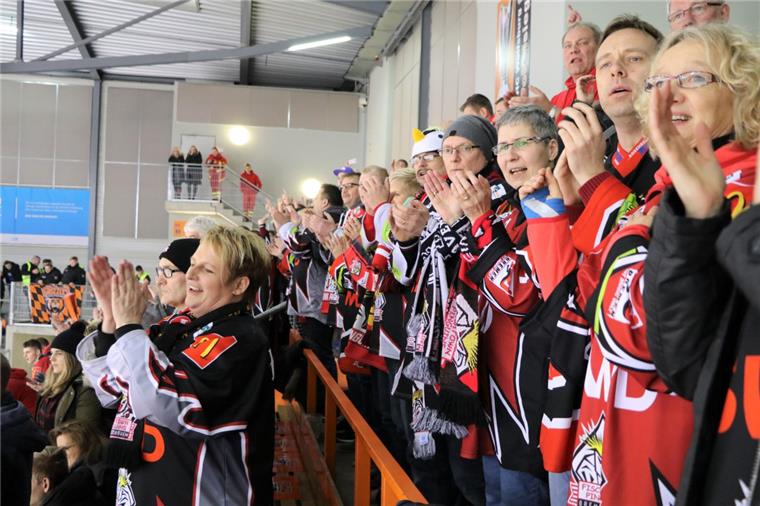 Immer noch sehr gute Playoff-Aussichten für die Fischtown Pinguins Gute Stimmung im Bremerhavener Fanblock.