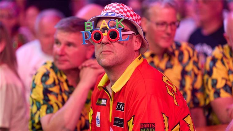 Deutsches Duo im Achtelfinale - Nun gegen England Gute Stimmung: In Frankfurt feiern die Fans lautstark.