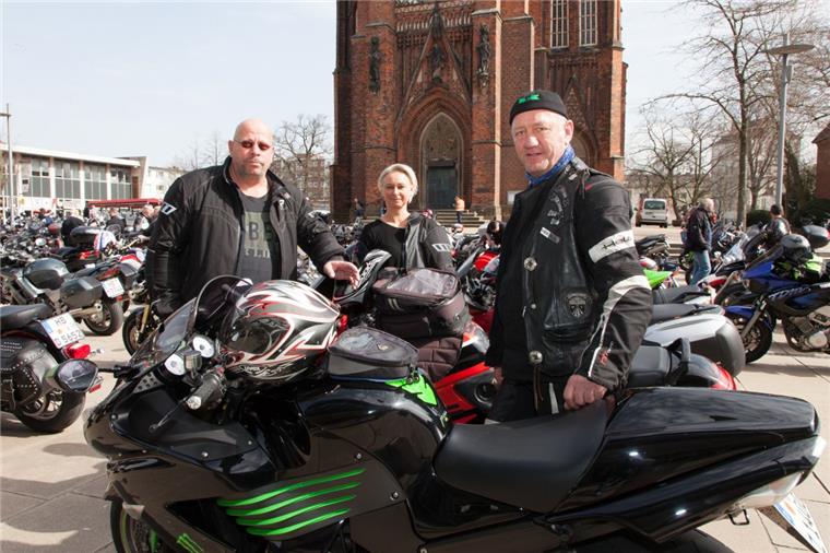 700 Teilnehmer lauschen dem Biker-Gottesdienst in der Großen Kirche Gute Stimmung rund um die Große Kirche bei den Motorradfahrern.